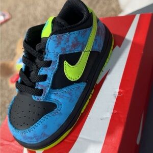 I am selling 7c toddler Nike dunks sneakers
